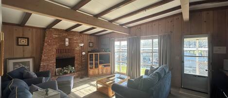 テレビ、DVD プレーヤー