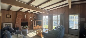 Cozy 2 Bed 2 Bath Lake Front Cottage