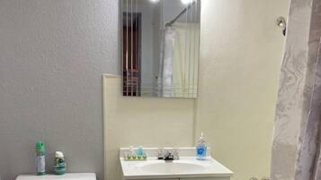 Douche, serviettes fournies, savon, shampoing