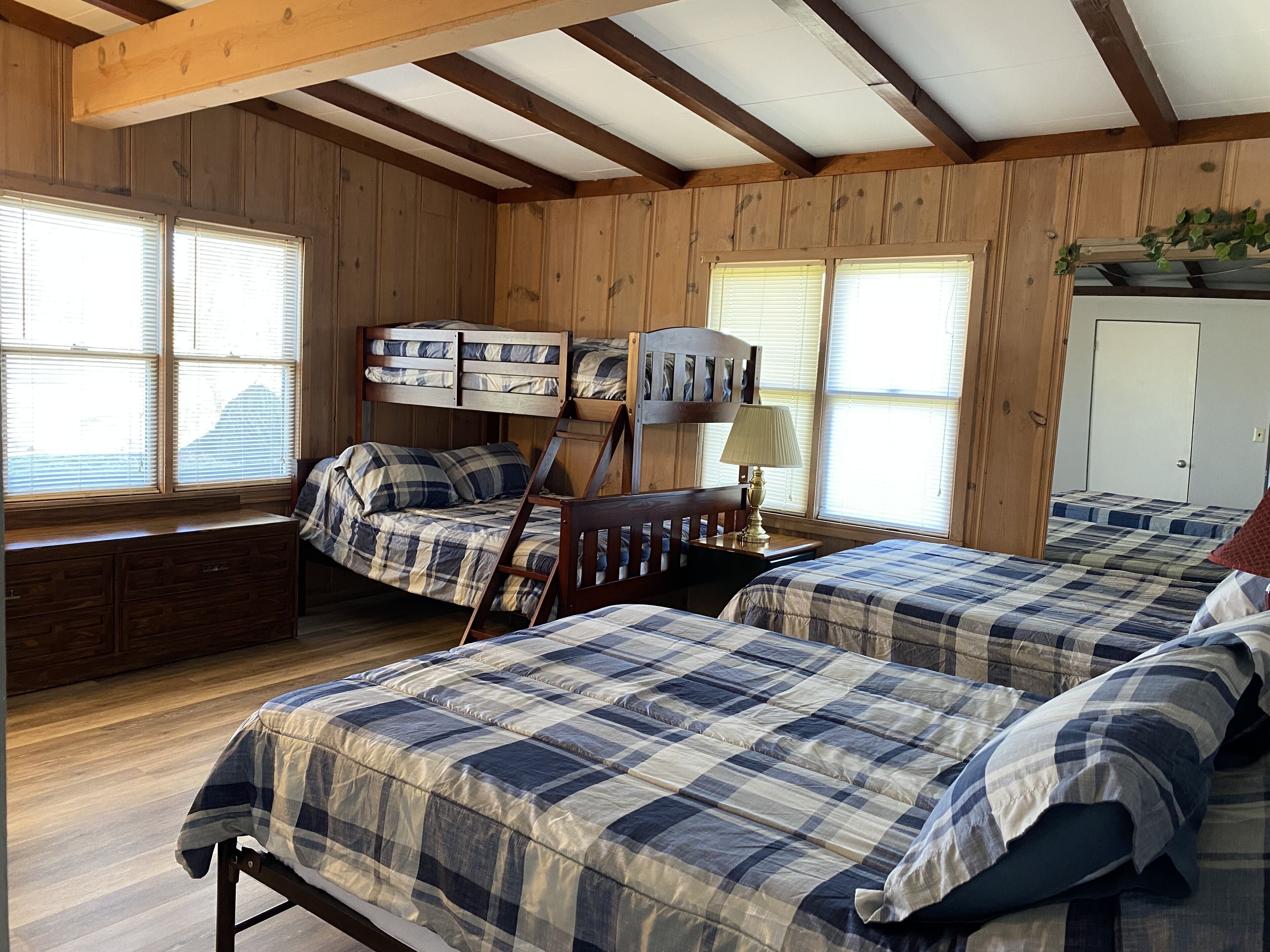 Cozy 2 Bed 2 Bath Lake Front Cottage