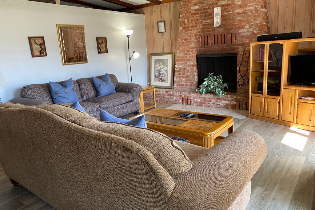 Cozy 2 Bed 2 Bath Lake Front Cottage