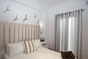 Junior Suite 3 Adults | Safe på rommet, lydisolert, strykejern/-brett og wi-fi (inkludert)
