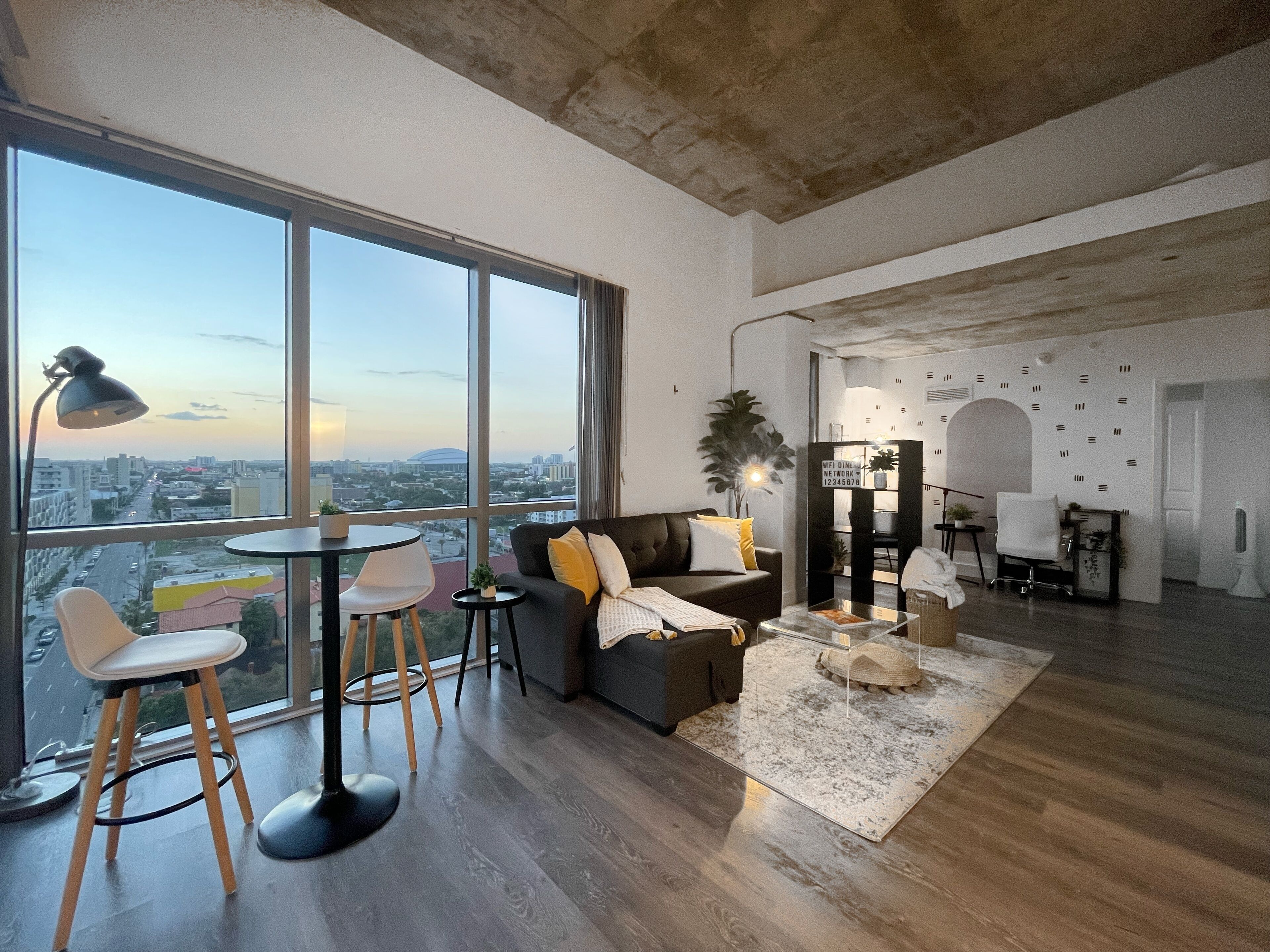 Sunny Diamond Penthouse | 5 Min from Downtown