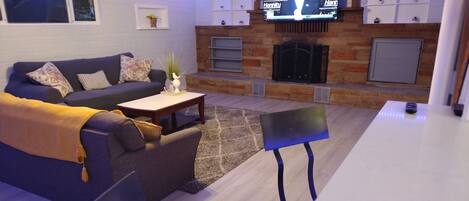 Una Smart TV, una chimenea, una pantalla de ordenador