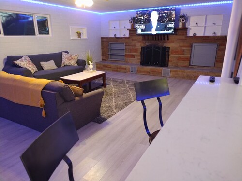 Spacious Modern 3bd 2bath / 70" 4K LED TV & Firepit with outdoor seating for 10!