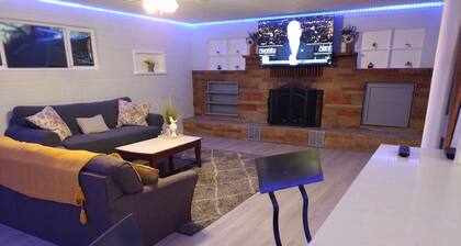 Spacious Modern 3bd 2bath / 70" 4K LED TV & Firepit with outdoor seating for 10!
