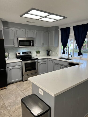 Spacious Modern 3bd 2bath / 70" 4K LED TV & Firepit with outdoor seating for 10!