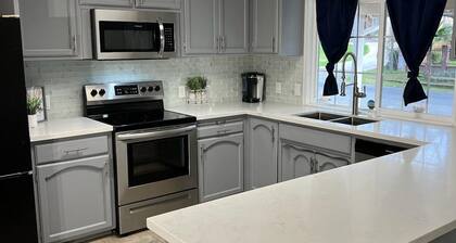 Spacious Modern 3bd 2bath / 70" 4K LED TV & Firepit with outdoor seating for 10!