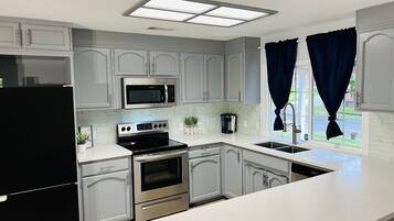 Frigorífic, microones, forn i placa de cuina