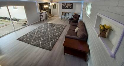 Spacious Modern 3bd 2bath / 70" 4K LED TV & Firepit with outdoor seating for 10!