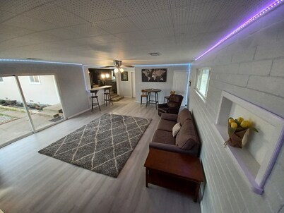 Spacious Modern 3bd 2bath / 70" 4K LED TV & Firepit with outdoor seating for 10!