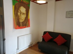 公寓, 多张床 | 客厅 | 30-英寸电视（配备数码频道）