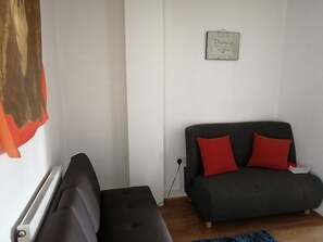 Apartamento, várias camas | Sala de estar | TV 30 polegadas com canais digitais