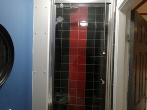 Apartment, Berbilang Katil | Bilik Mandi | Pancuran mandi, tuala disediakan, syampu 