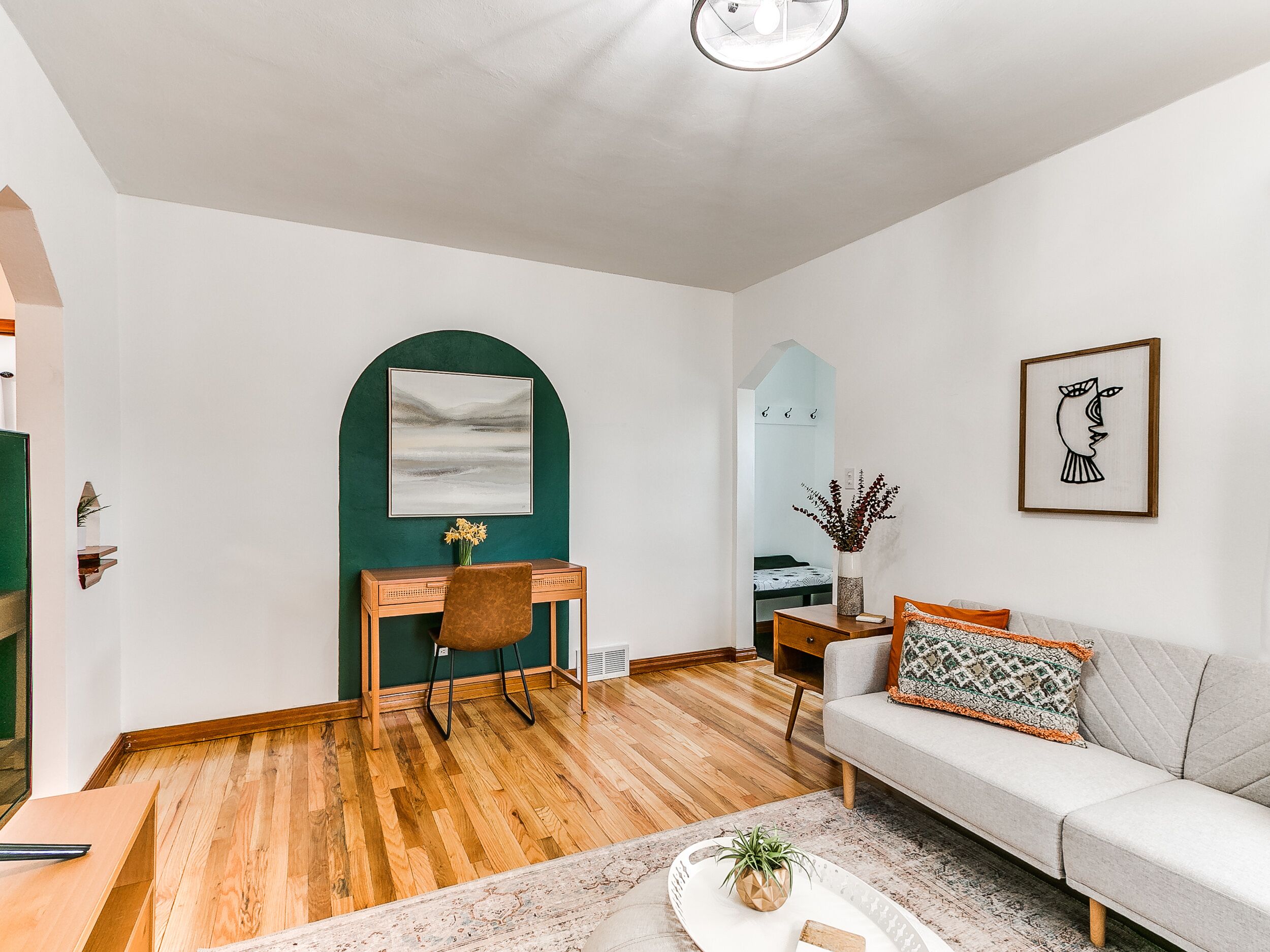 Cheerful 2 Bedroom Home only a mile to Fairgrounds