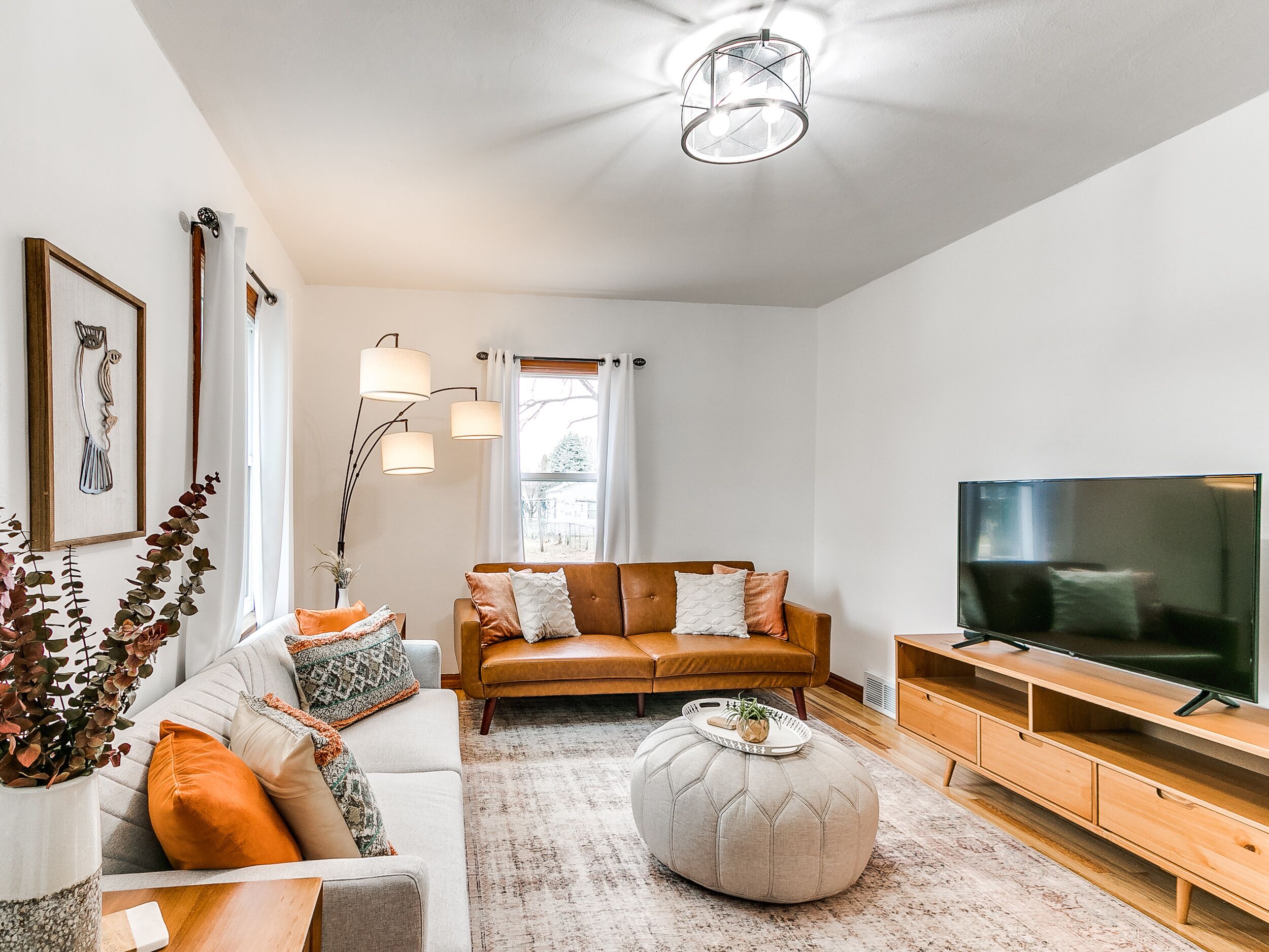 Cheerful 2 Bedroom Home only a mile to Fairgrounds