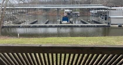 Cozy 2 Bedroom 1 Bath Lake Front Cottage