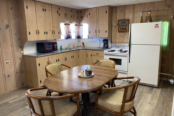 Refrigerador, microondas, horno, placa de cocina