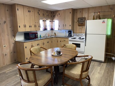Cozy 2 Bedroom 1 Bath Lake Front Cottage