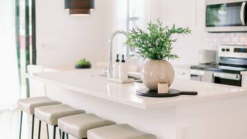 冰箱、微波炉、烤箱、炉灶