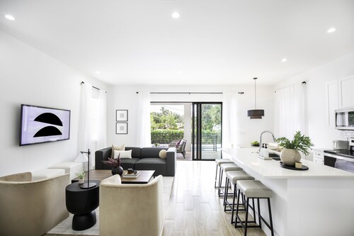 THE TERRANOVA, Heated Pool, 10 Min to 5th Ave/Beach
5 min to US Open Pickleball 