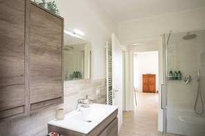 Shower, eco-friendly toiletries, hair dryer, bidet - Il Cascinale 3 swimming pool, wi-fi, Astra sat TV, thermal baths and Gardaland (Lazise)