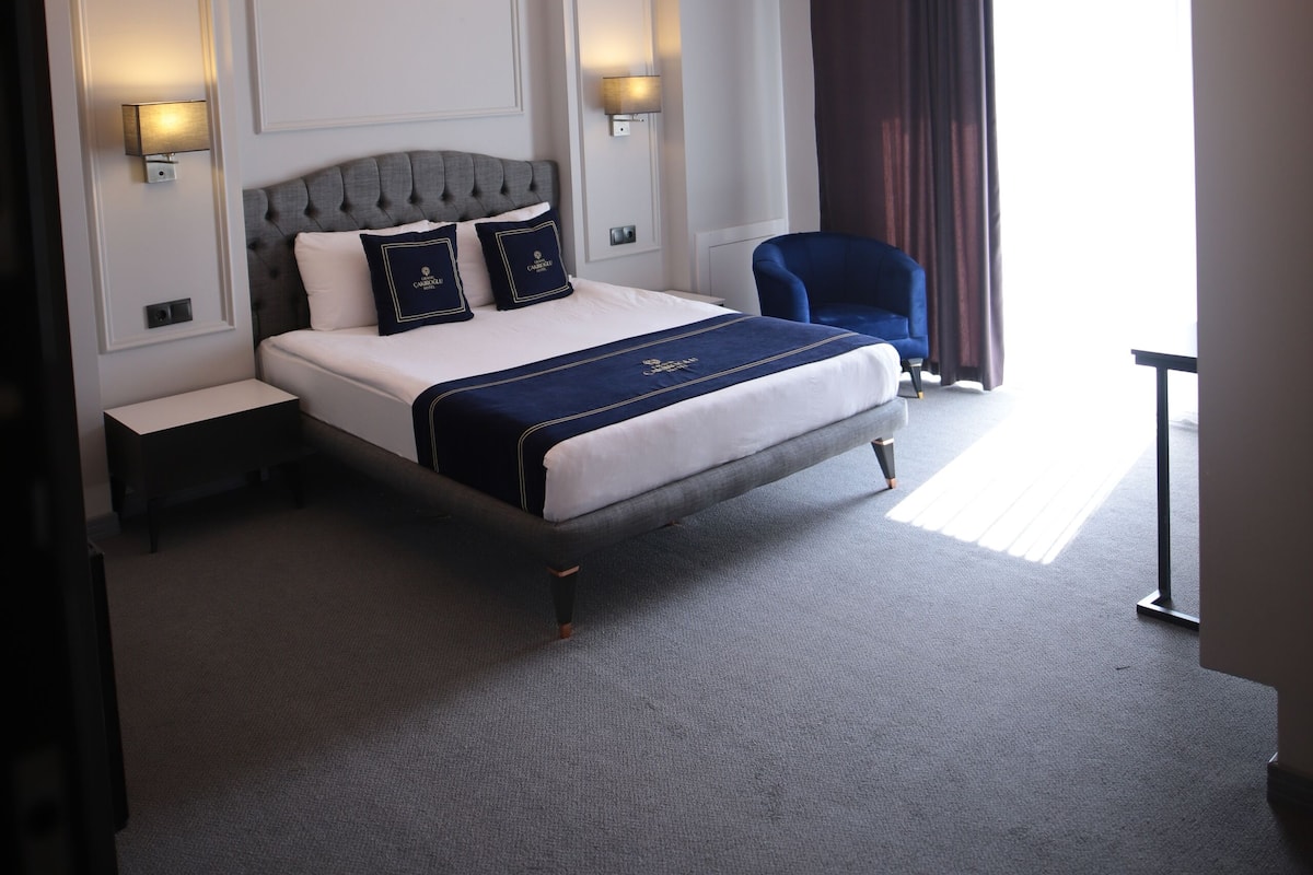 2 bedrooms, blackout drapes, soundproofing, free WiFi