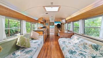 9 Schlafzimmer, Zimmersafe, Schreibtisch, kostenloses WLAN