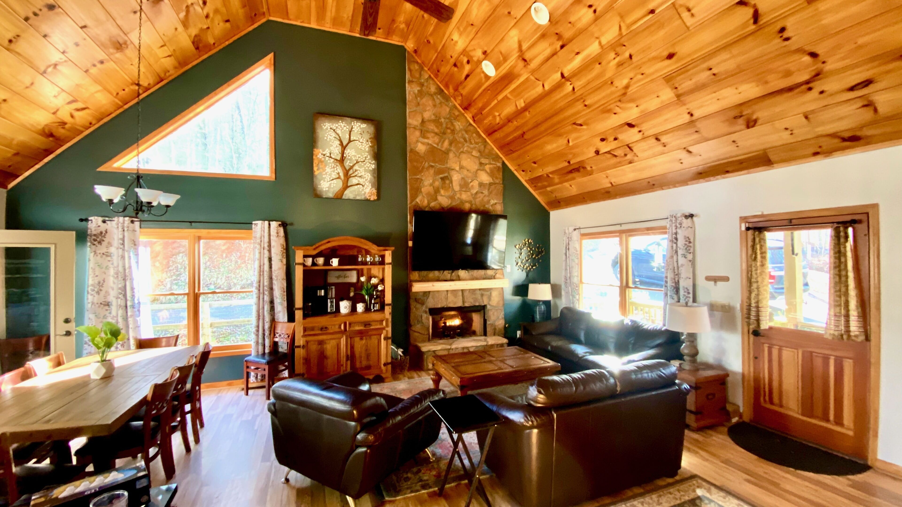 New listing - Beautiful cabin on Talking Rock Creek with mountain views