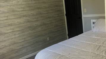 5 bedrooms, desk, iron/ironing board, WiFi