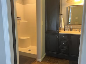 Combined shower/tub, jetted tub, towels, toilet paper