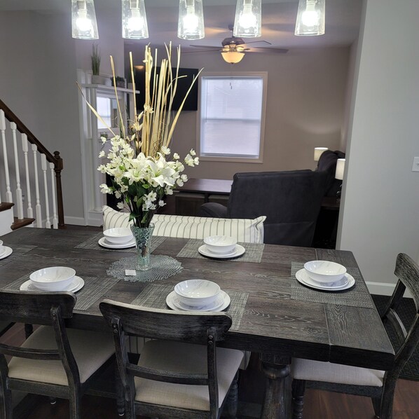 Dining - Lovely spacious 3-br home w/firepit close to lakes 3 major cities parks-w/trails (Springfield)