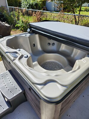 Outdoor spa tub - Lovely spacious 3-br home w/firepit close to lakes 3 major cities parks-w/trails (Springfield)