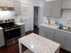 Fridge, microwave, oven, stovetop - Lovely spacious 3-br home w/firepit close to lakes 3 major cities parks-w/trails (Springfield)