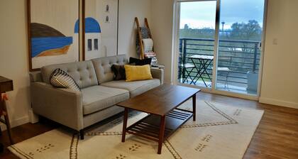 Space Needle and Mountain View. Top-Floor Condo