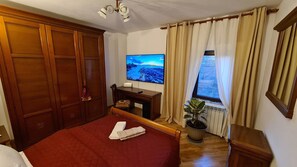 3 chambres, bureau, fer et planche à repasser, accès au Wi-Fi (inclus)