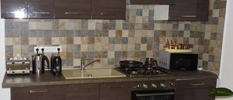 Jääkaappi, mikroaaltouuni, uuni, astianpesukone