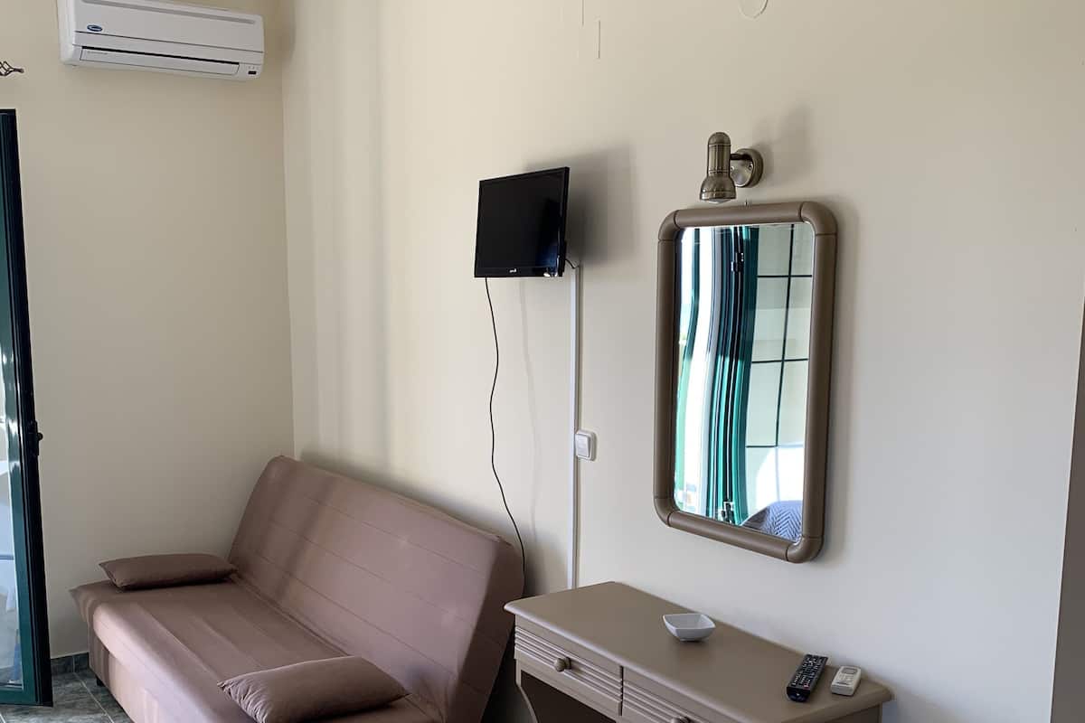Deluxe Studio Suite, Sea View | In-room safe, iron/ironing board, free WiFi, bed sheets