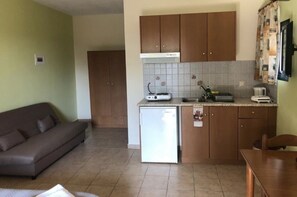 Studio, Garden View, Ground Floor | In-room safe, iron/ironing board, free WiFi, bed sheets