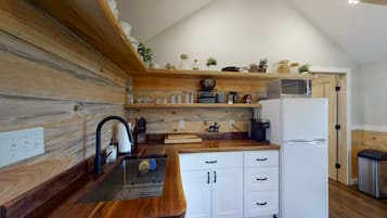 Fridge, microwave, coffee/tea maker, toaster