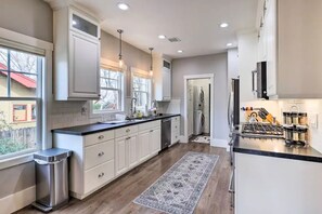 Fridge, microwave, oven, stovetop - Luxury House in Prescott with Hot Tub/Walk to Whiskey Row (Prescott)