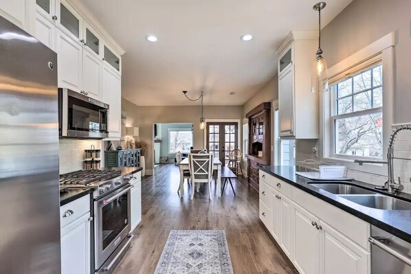 Fridge, microwave, oven, stovetop - Luxury House in Prescott with Hot Tub/Walk to Whiskey Row (Prescott)