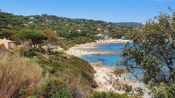 Vlak bij het strand, ligstoelen