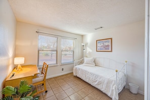 3 habitaciones, escritorio, tabla de planchar con plancha y wifi gratis
