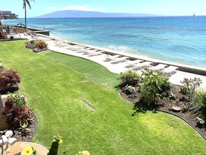 Beach nearby, sun-loungers, beach towels