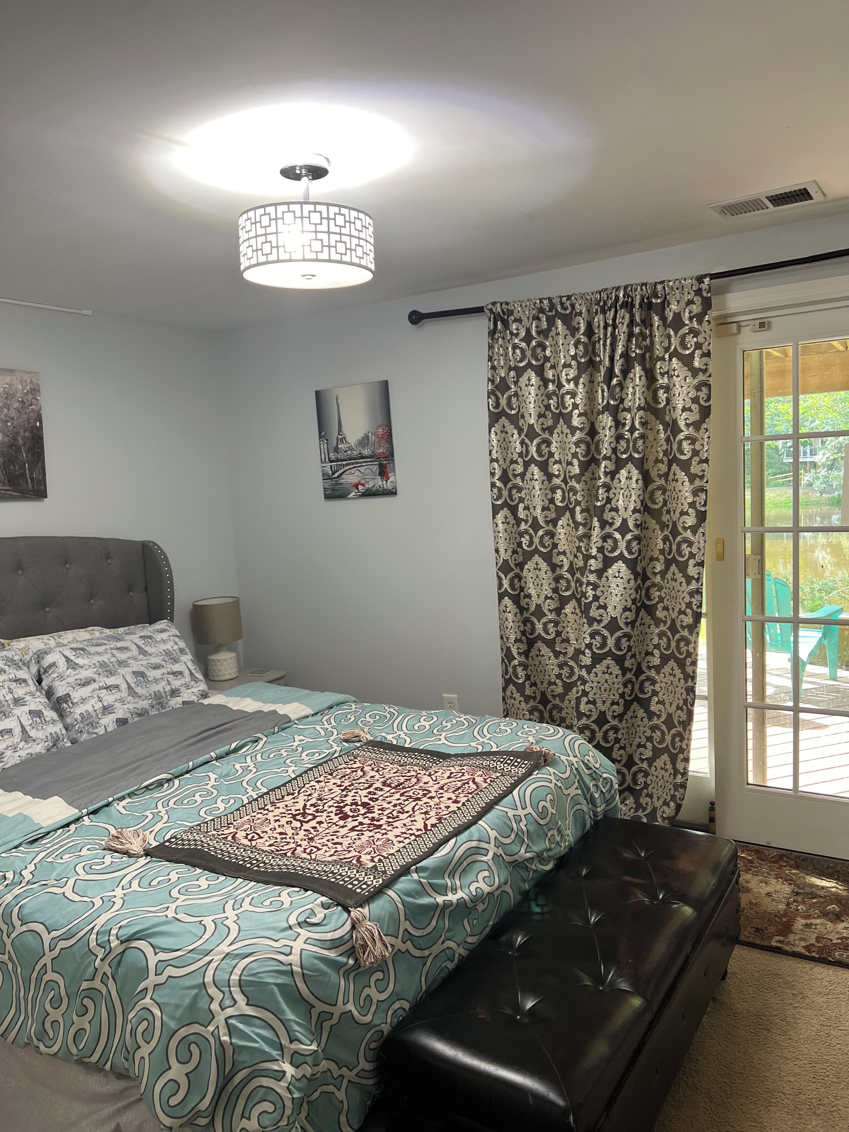 2 bedrooms, desk, iron/ironing board, WiFi