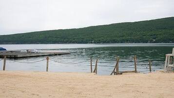 Beach nearby, sun loungers, beach towels