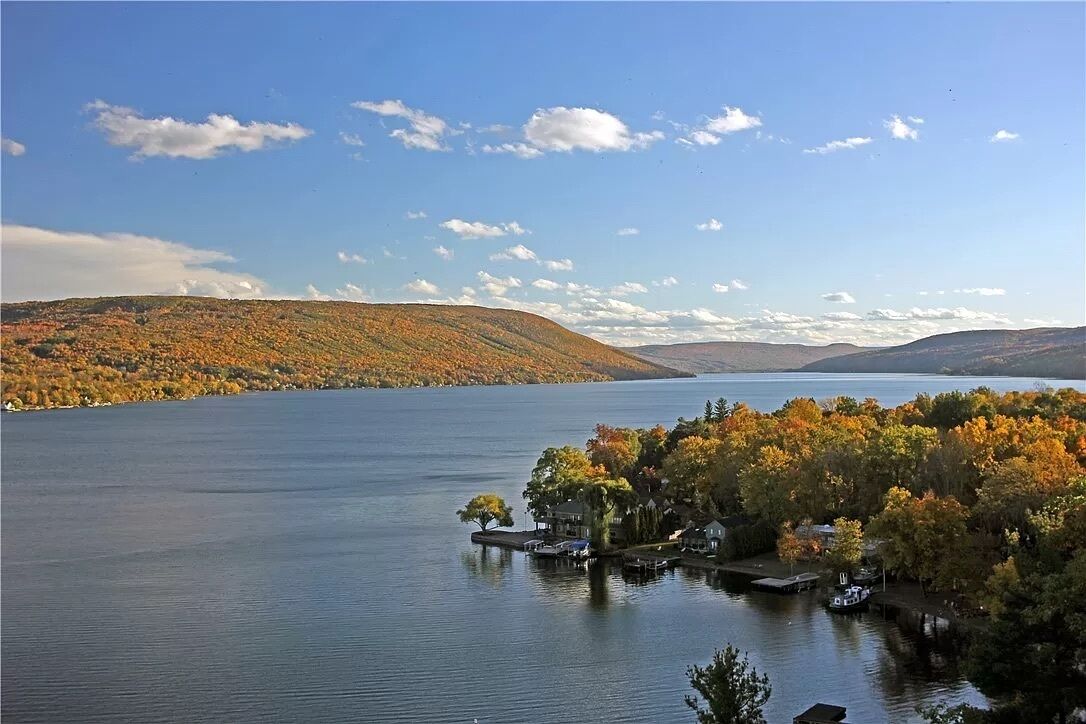 Lakeside Condo with plenty of amenities