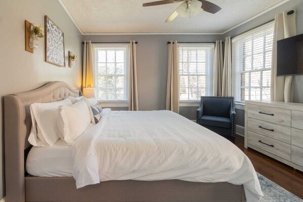 2 habitaciones, escritorio, tabla de planchar con plancha y wifi gratis