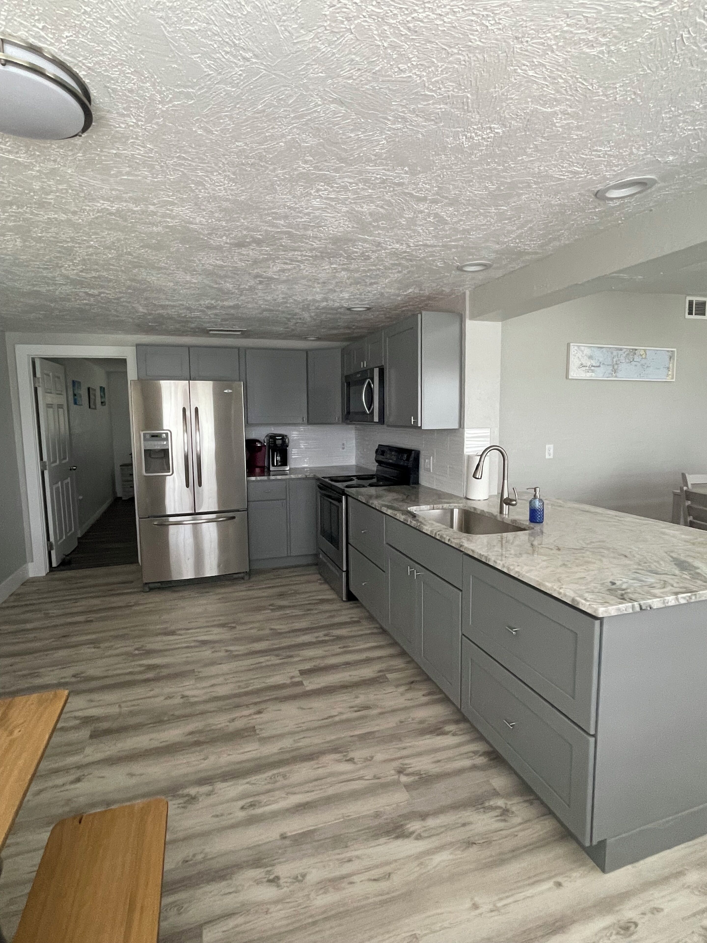 Køleskab, mikrobølgeovn, ovn, kogeplade